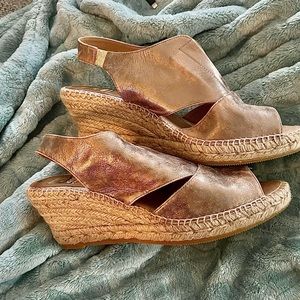 Kanna wedges size 9.5 gold metallic